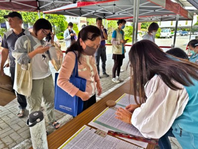 1.民眾線上預約後排隊有序至屏東分署櫃檯報到領苗