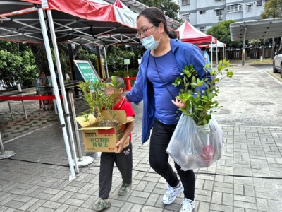 4.小朋友協助媽媽至屏東分署搬苗木