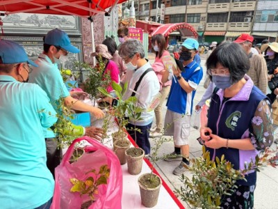 7.潮州工作站在福安宮舉辦贈苗活動