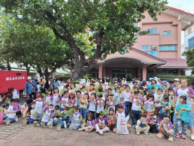 8.恆春國小和恆春國小附幼地小朋友至恆春工作站領取樹苗
