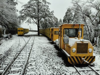 白雪山林間的蹦蹦車，美到像置身於童話世界1