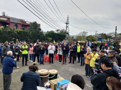敬天謝地儀式-耆老帶領眾人祈禱來日豐收