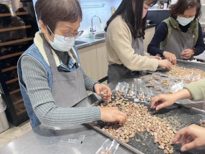 學員製作天仙果鹹酥杏仁果
