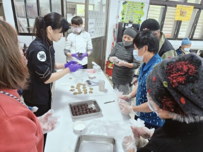 龔老師與英士部落教學麻糬製作方式