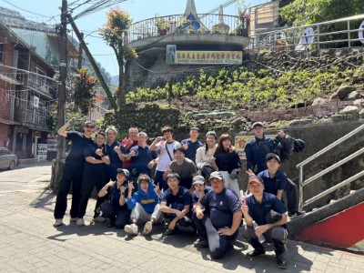 完成植樹並贈送苗木給烏來天主堂延續植樹精神，活動圓滿結束。(林業保育署新竹分署提供)