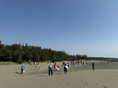 台積電員工與海風進行垃圾追逐戰，清除海岸線垃圾
