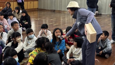 故事結束後廉政志工以有獎徵答與學童互動