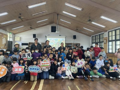 活動最後林業保育署宜蘭分署與碧候國小校長及師生合照