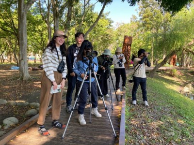 參賽隊伍在東勢林業文化園區尋找鳥蹤(社團法人臺灣野鳥協會提供)