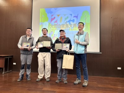林業保育署臺中分署陳啓榮副分署長與冠軍隊伍合影