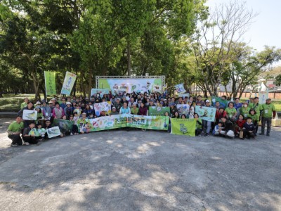 賞鳥隊伍們賽前自東勢林業文化園區出發合影(社團法人臺灣野鳥協會提供)