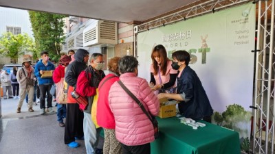 民眾以發票兌換苗木卷