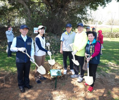 新竹分署分署長夏榮生、新竹縣長楊文科、新竹縣議會議長張鎮榮、新竹縣新豐鄉長徐煒傑等共同種下珍貴的槲櫟(林業保育署新竹分署提供)