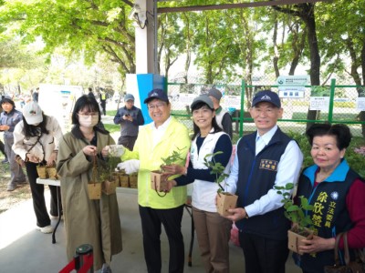 新竹分署分署長夏榮生、新竹縣長楊文科向民眾贈送出原生樹苗(林業保育署新竹分署提供)