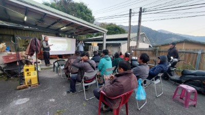 泰安鄉梅園部落，講師透過與居民聊生活周遭可能看到的野生動物做開場，也分享本區地理位置特殊，有機會看到黑熊與石虎的原鄉，同時也說明改良式獵具的使用初衷(梅園部落場次)。(林業保育署新竹分署提供)