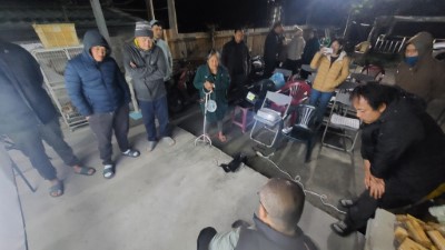 講師向部落居明說明並示範可設定不同的壓力去觸發踏板。(梅園部落場次)。(林業保育署新竹分署提供)