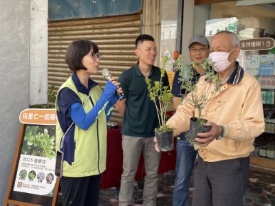 響應植樹月「織一片生態綠網」主題，林業及自然保育署花蓮分署26日攜手里仁及木酢達人，在里仁花蓮中華店舉辦植樹贈苗活動。