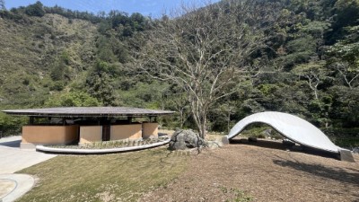 八仙山國家森林遊樂區親水區旁的竹泊及溪邊竹藝公廁(林業及自然保育署臺中分署提供)