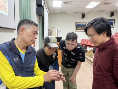 林業保育署臺中分署同仁，運用所學技能向木材鑑定專家黃健能博士請教木材辨識技巧