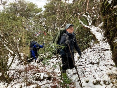 學習司法官於雪地中負重約20公斤前往北插天山(林業保育署新竹分署提供)