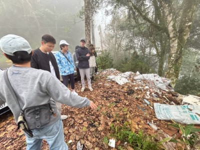新竹分署竹東工作站領學習司法官於廢棄物案件現場觀摩(林業保育署新竹分署提供)