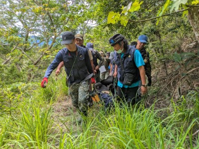 連續滋擾雞舍大公熊趕不走，衛星追蹤發現受困及時捕捉。