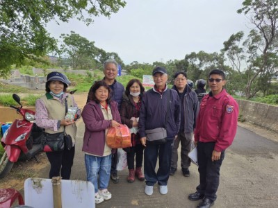掃墓民眾將金紙交由臺中分署集中後送交清水區清潔隊淨爐焚燒