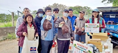 臺中分署同仁及森林監測志工向民眾進行防火宣導及金紙集中處理