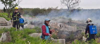 臺中分署同仁及消防隊搶救墓地火災
