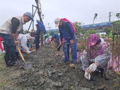 冬山鄉公所員工及南興社區植樹活動2