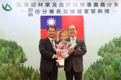 原任分署長張岱（右）榮陞林業保育署副署長，新任分署長由副分署長李定忠（左）陞任