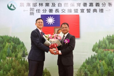 新任副分署長由林業保育署簡任技正魏郁軒（左）陞任