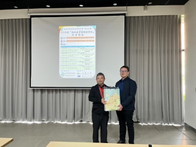 林業保育署新竹分署周秘書以哲代表機關與吳耀琪講座進行交流並合影(林業保育署新竹分署提供)