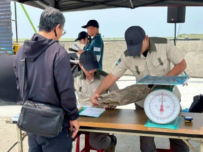 12民眾拾得漂流木至潮州工作站臨時檢查站登記