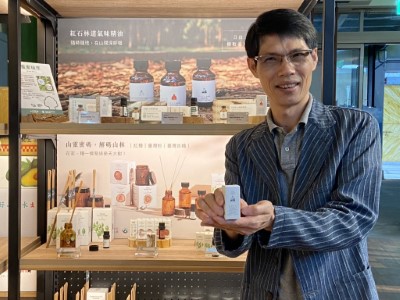 璞草園許仁和董事長利用紅石林道沿線日出、日落及雲霧繚繞時的森林周邊空氣採集分析結果，結合現場森林植被萃出物質，模擬重現轉化成日常生活可使用的天然氣味產品。