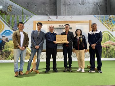 見證授權儀式貴賓與兩位簽署者合影