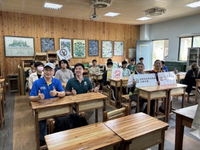 國產柳杉桌椅走進教室，花蓮分署攜手花農打造永續低碳學習環境。