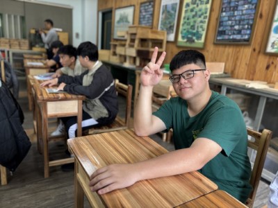 開心使用國產柳杉木材課桌椅