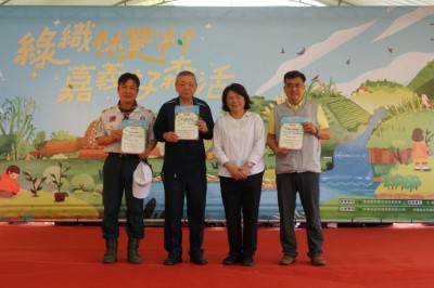 黃敏惠市長(右二)致贈感謝狀，感謝世賢國小(左一)、台灣中油(左二)及嘉義市童子軍(右一)參與植樹活動