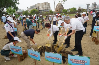 李定忠分署長(左起)、黃敏惠市長、張岱副署長及王昭堡處長一同栽植苗木