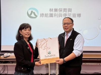 林業保育署新竹分署夏分署長榮生代表機關與范谷良講座進行交流並合影(林業保育署新竹分署提供)