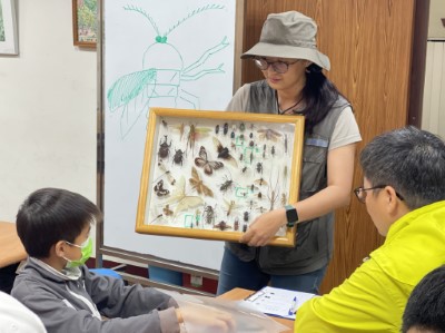 環境教育講師向遊客解說螢火蟲的生態知識