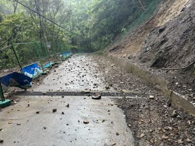 滿月圓國家森林遊樂區健行步道邊坡受雨勢影響仍有零星落石(林業保育署新竹分署提供)