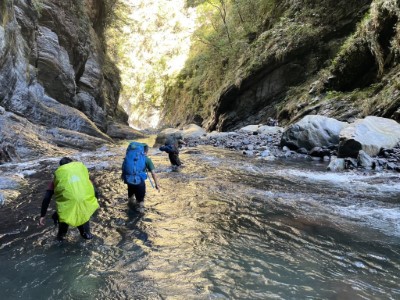 執行深山特遣勤務涉水前進