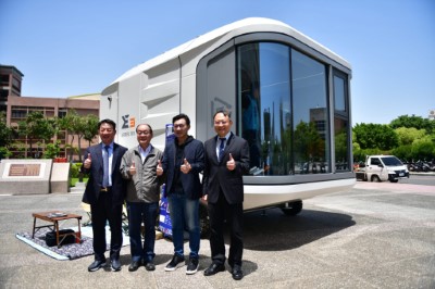 太空艙露營車前合影