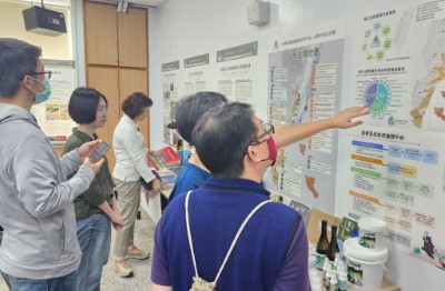 今日交流會除了進行簡報分享成果外，現場也有各保育軸帶重點推動工作成果分享海報。休息時間夥伴們也參觀海報內容，彼此交流討論。