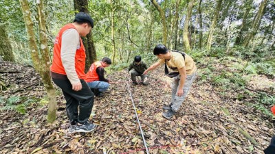 南庄賽夏族人參與自動相機架設工作，從中學習野生動物監測所需技術(林業保育署新竹分署提供)