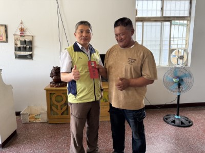 花蓮分署黃群策分署長今(18)日前往部落頒發救傷通報獎勵金給施姓族人(右)，感謝他立即的通報，使黑熊能即時脫困獲救。