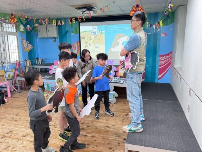 廉政志工帶領學童沉浸式體驗扮演故事角色，朗讀廉潔教育繪本《山谷裡的故事》。(林業保育署新竹分署提供)