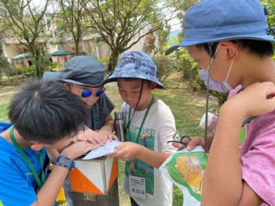 學員於園區內進行定向運動體驗
